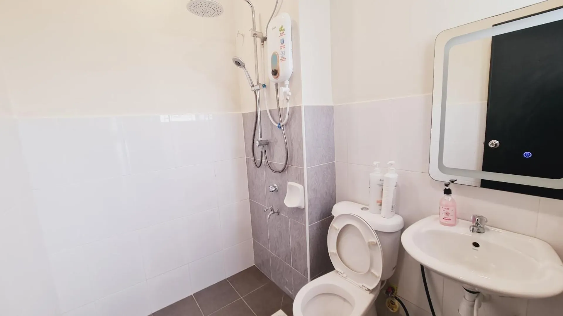 Jmkt 549 Homestay 8-10Pax Mutiara Rini Johor Bahru